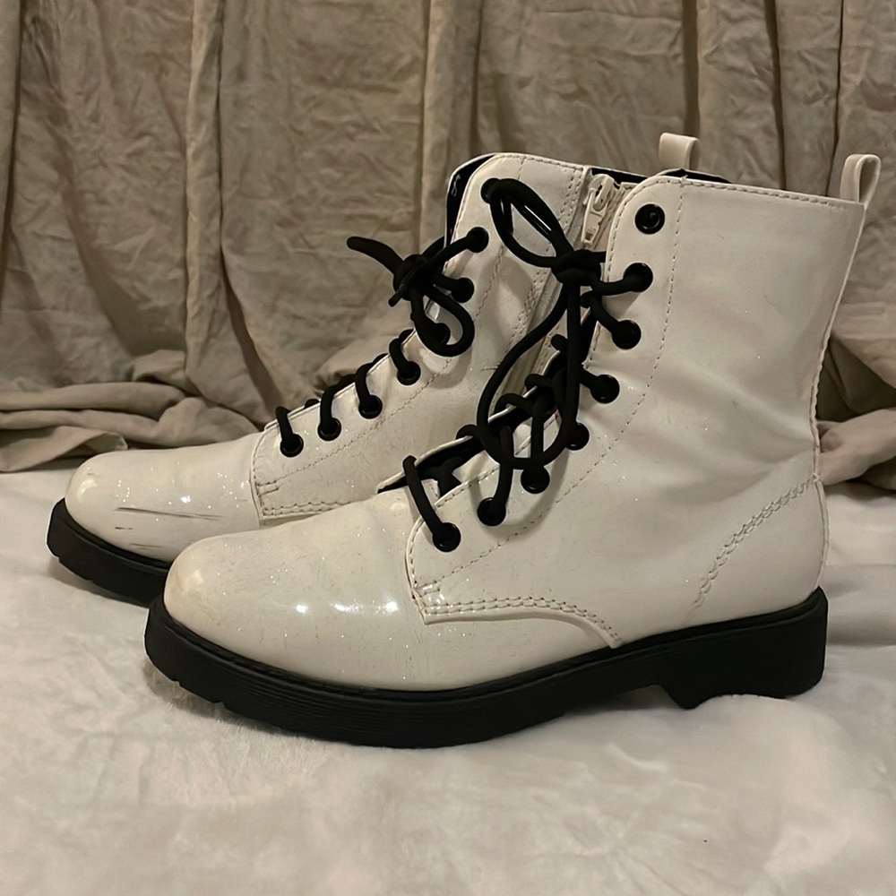kids shoes, size 5, 6.5 in women’s, a couple marks.
